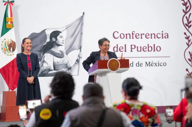 Buenrostro y Clark revelan anomalías en compras de fármacos