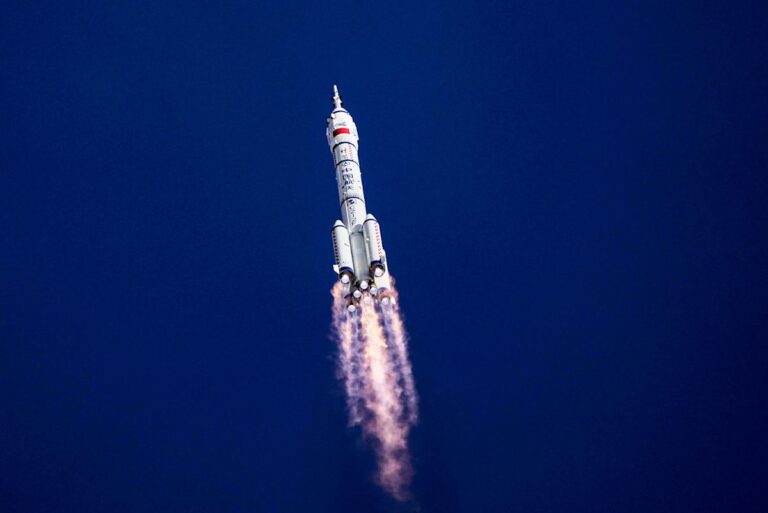 China lanza nueva misión tripulada a su estación espacial Tiangong
