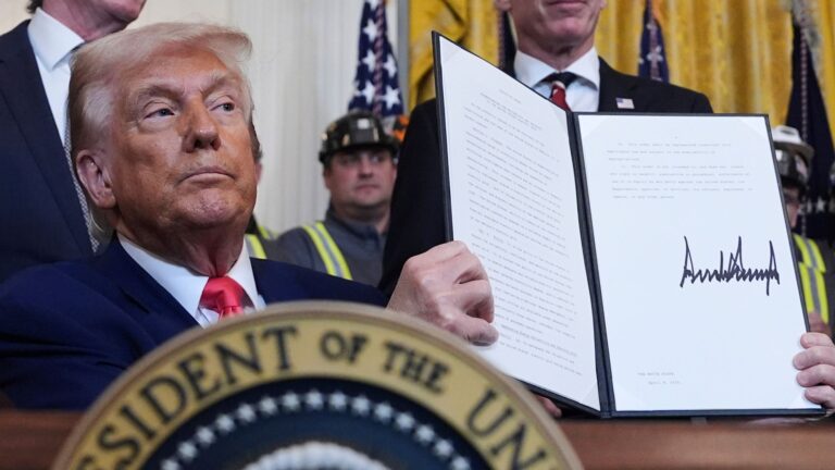 Trump impone arancel del 104% a productos chinos