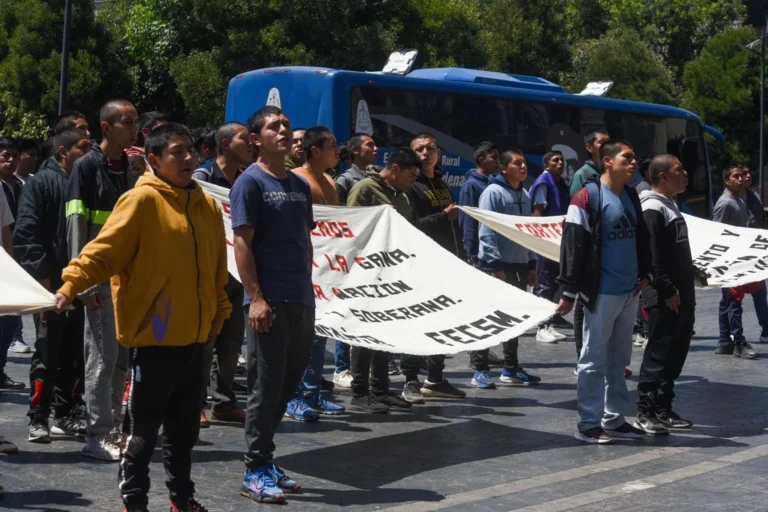 Normalistas de Tenería llegan al Zócalo y anuncian plantón
