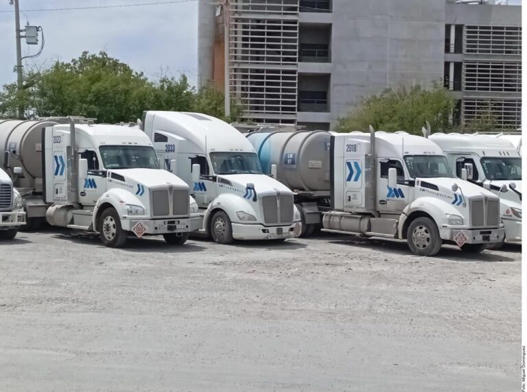 Aseguran 18 pipas con combustible y detienen a choferes en operativo contra “huachicol fiscal”