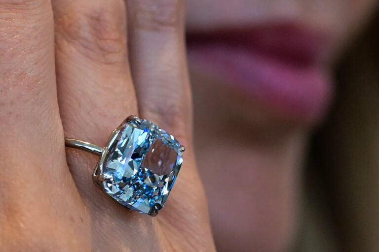 Presentan en Abu Dabi un diamante azul de 10.03 quilates antes de su subasta
