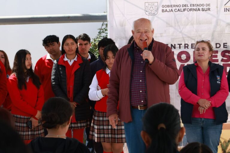 Castro Cosío entrega viviendas y obras de infraestructura en Mulegé