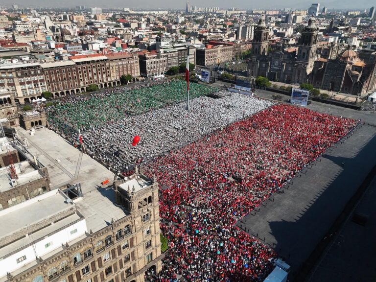 Sheinbaum encabeza Clase Nacional de Boxeo en el Zócalo con mensaje por la paz y la libertad