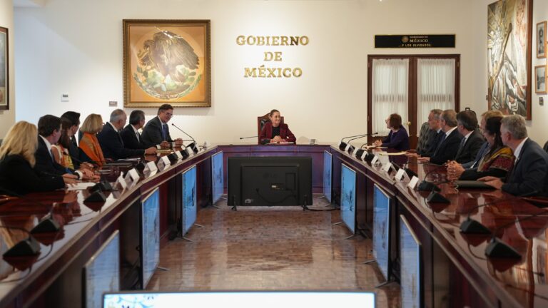 Claudia Sheinbaum recibe la Insignia de Oro de Americas Society