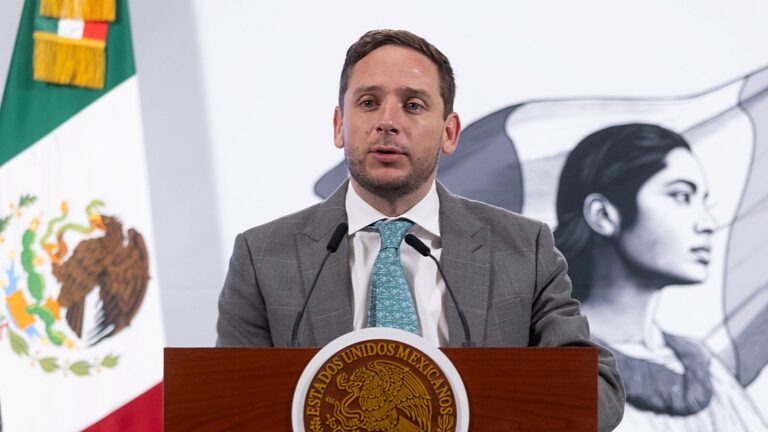 Gobierno asegura abasto de medicamentos con compra urgente