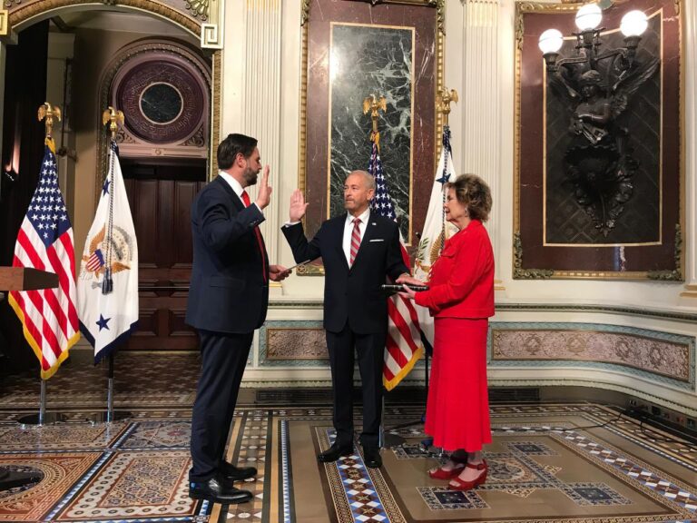 Ron Johnson asume oficialmente como embajador de EU en México