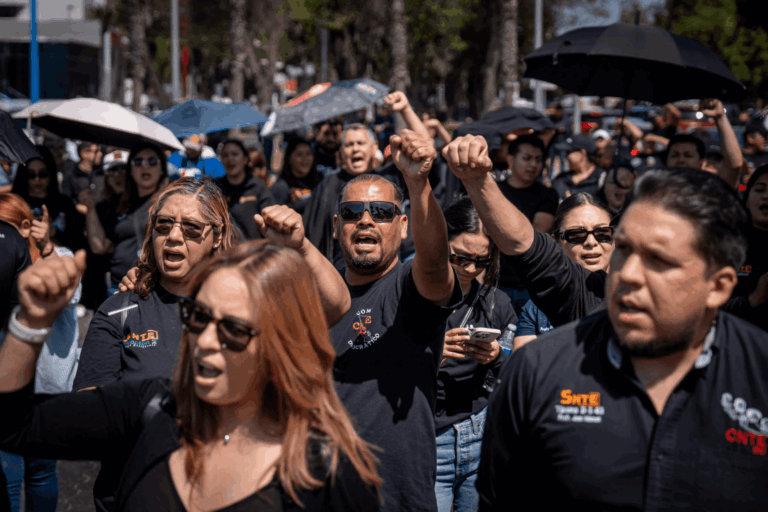 Protestas docentes marcan el Día del Maestro en varios estados