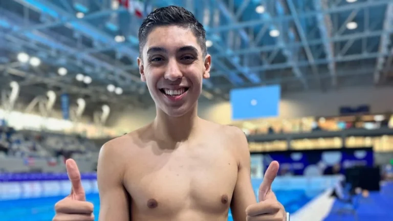 Villalobos gana plata histórica en natación artística