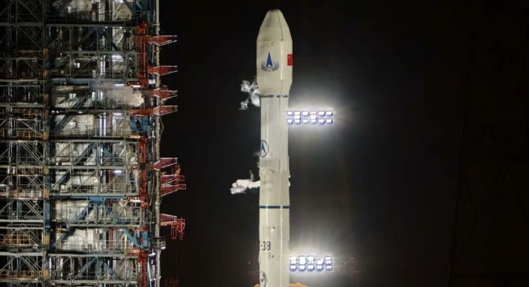 China lanza misión para recolectar muestras de asteroide y cometa
