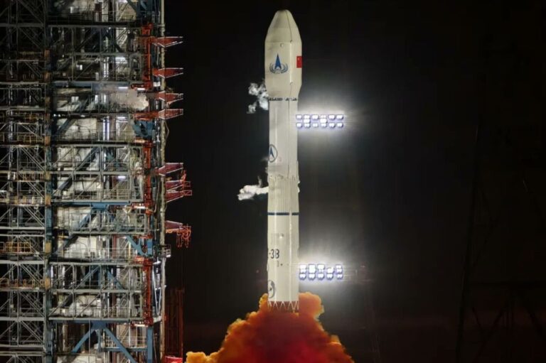 China lanza misión para recolectar muestras de asteroide y cometa