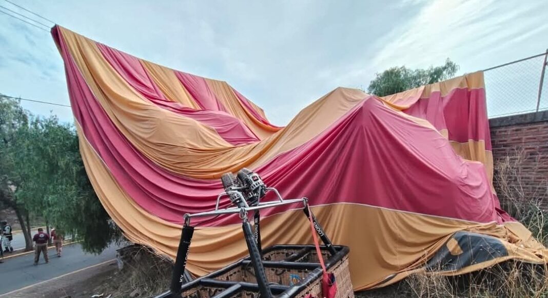 Se desploma globo aerostático en Teotihuacán; hay 14 personas lesionadas