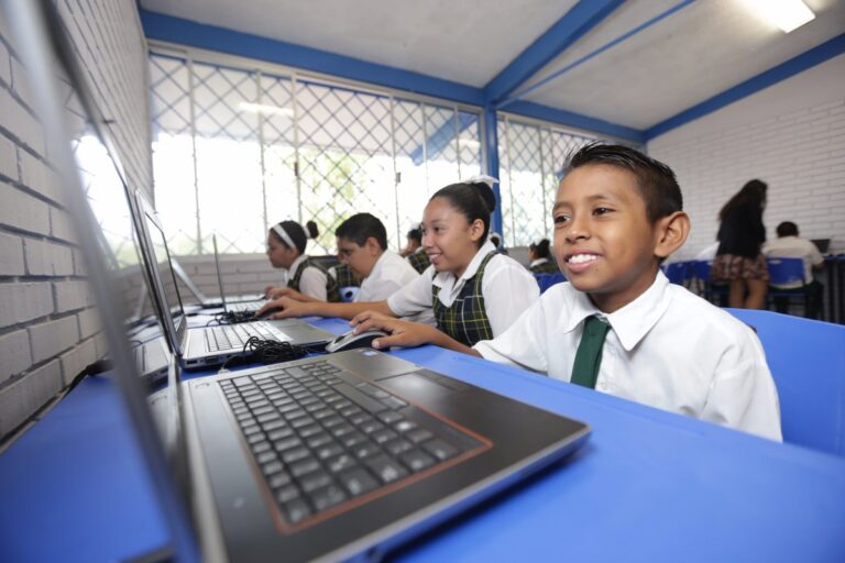 Inegi: En México, menos de la mitad de los hogares tiene computadora