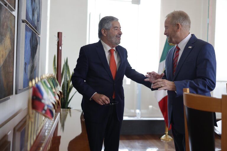 Ronald Johnson inicia funciones como embajador de EU en México