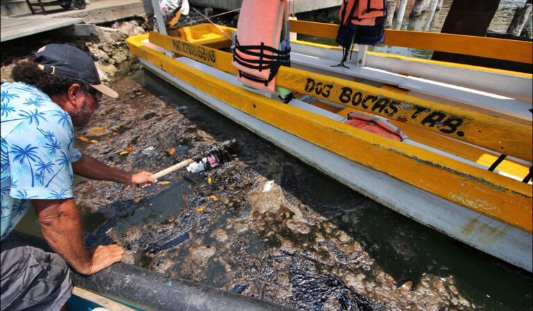 Derrame de hidrocarburo paraliza pesca y turismo en Paraíso, Tabasco