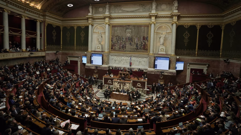 Derecho a morir: Francia aprueba ley histórica sobre muerte asistida