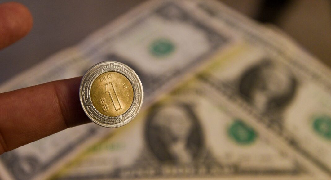 Tensión con China golpea al peso y frena avance mensual