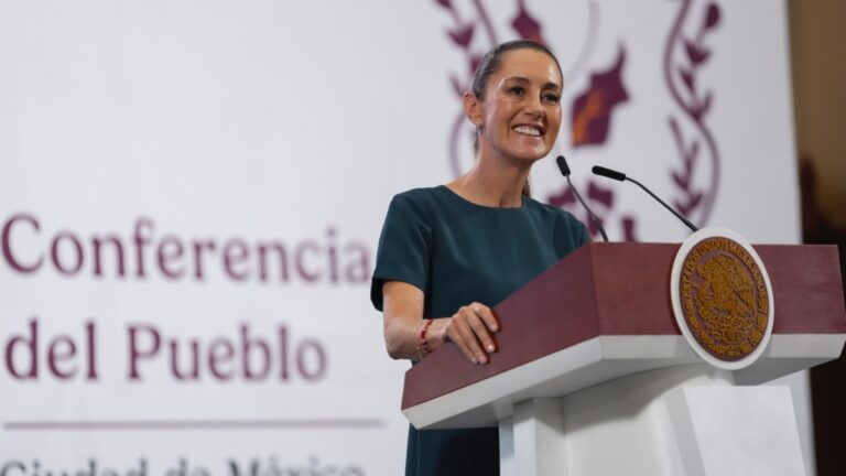 Más salario, vacaciones y apoyos para docentes: Sheinbaum