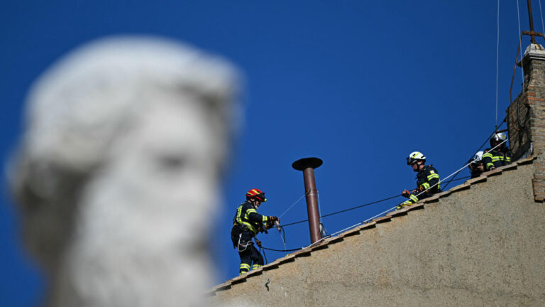 Todo listo para el cónclave: colocan chimenea en la Capilla Sixtina