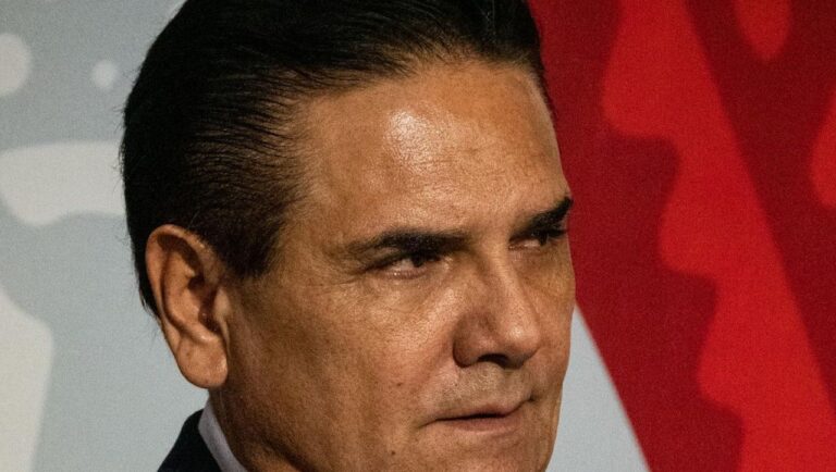 Silvano Aureoles evita arresto con suspensión definitiva