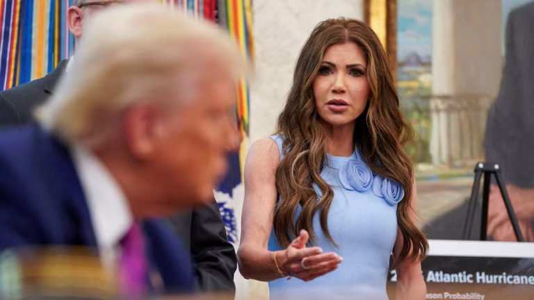 Kristi Noem acusa a Sheinbaum de alentar protestas violentas