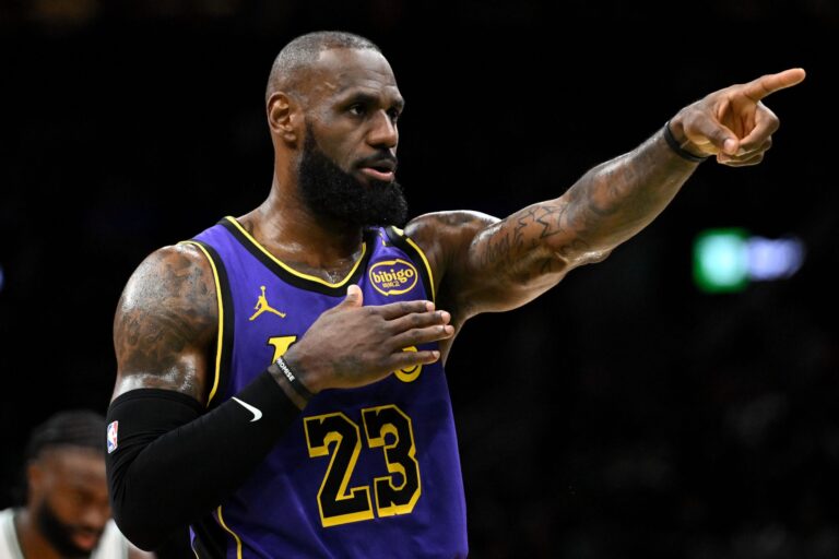 LeBron James seguirá un año más con Lakers a cambio de 52.6 mdd