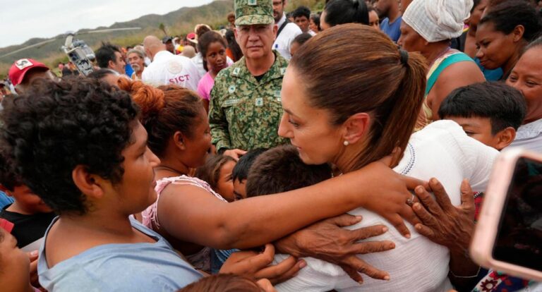 Sheinbaum recorre zonas afectadas por el huracán Erick en Oaxaca