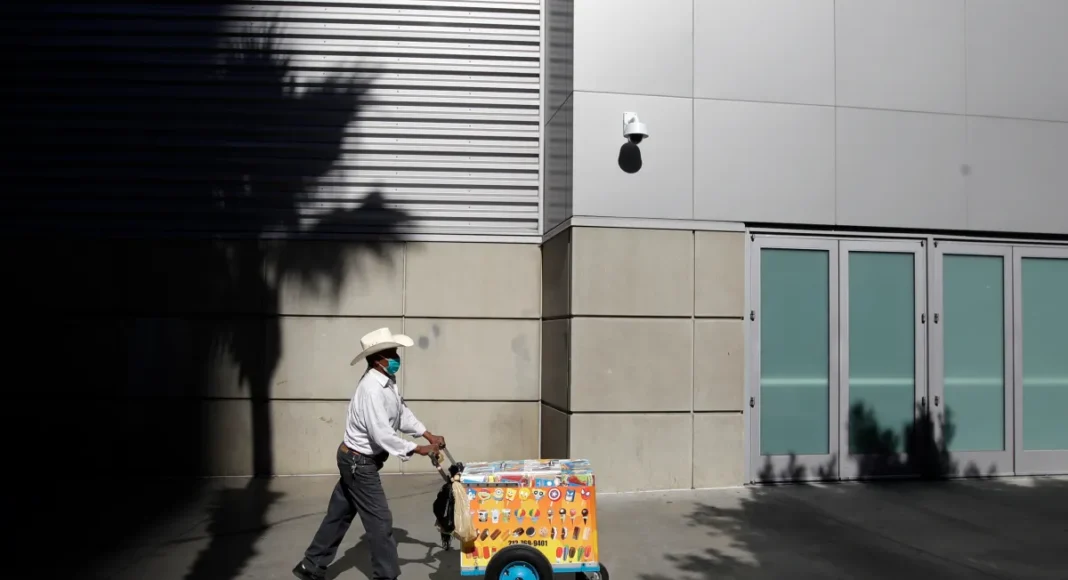 Comerciantes bloquean Palacio; exigen abrir calle Moneda