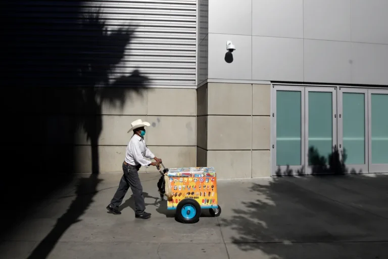 Comerciantes bloquean Palacio; exigen abrir calle Moneda