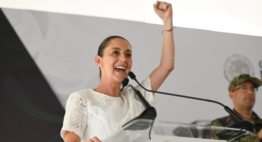 Sheinbaum entrega tarjetas de La Escuela es Nuestra en Yucatán