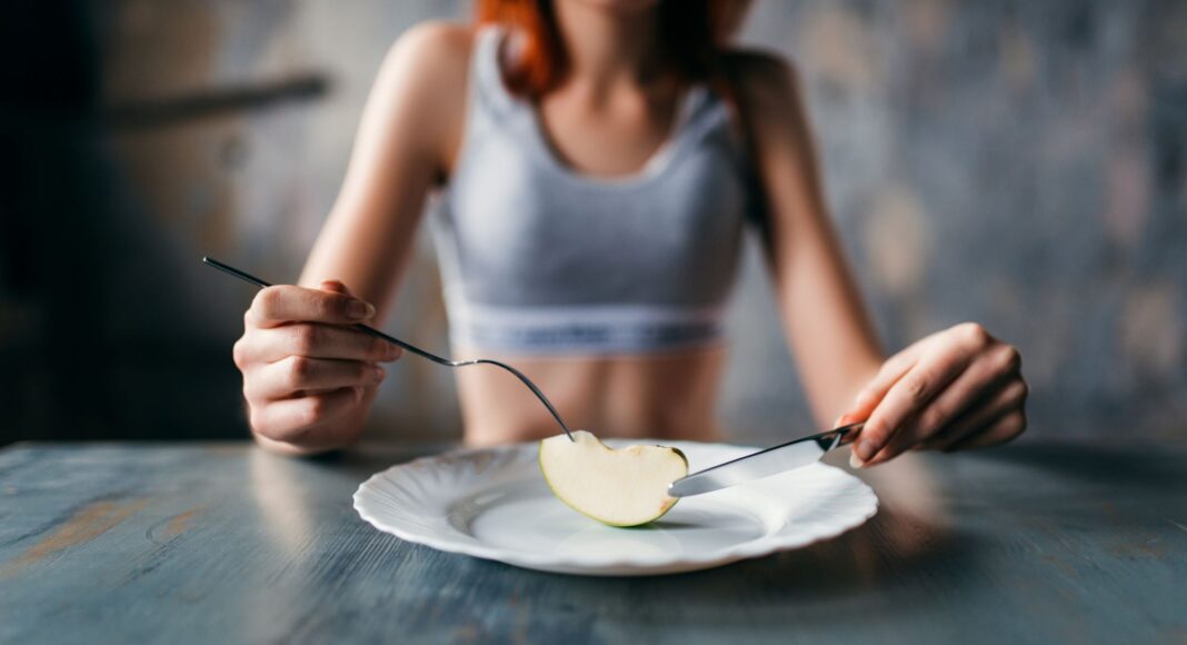 TikTok bloquea el hashtag #SkinnyTok tras críticas por promover la delgadez extrema
