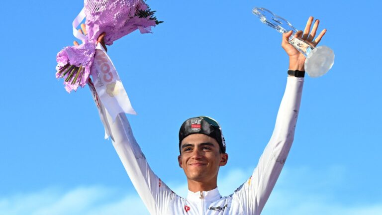 Sheinbaum felicita a Isaac del Toro por subcampeonato en el Giro