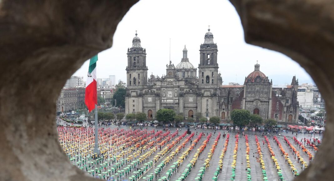 Despliegan en el Zócalo la bandera LGBTIQ+ más grande del mundo