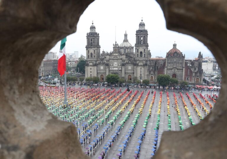 Despliegan en el Zócalo la bandera LGBTIQ+ más grande del mundo