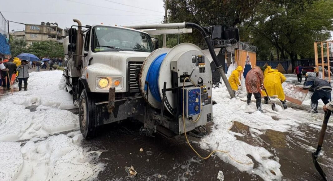 Analizan espuma tóxica tras desbordamiento de río en Naucalpan