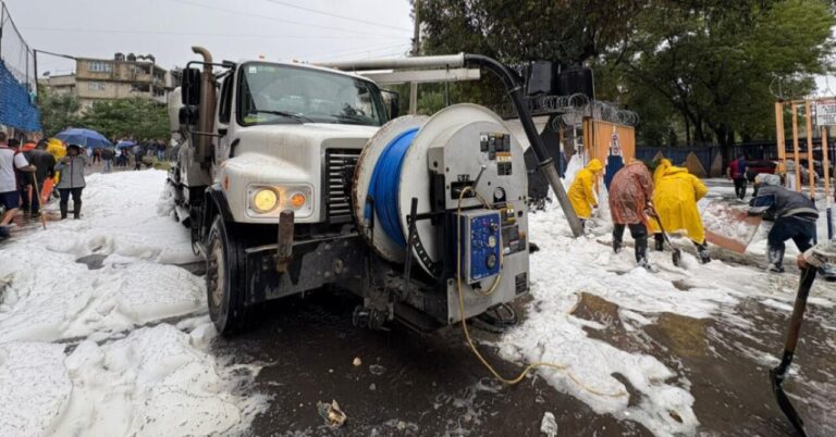 Analizan espuma tóxica tras desbordamiento de río en Naucalpan