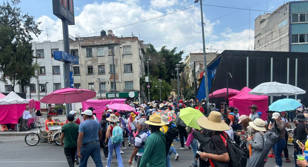 Maestros de la CNTE protestan frente a Pensionissste