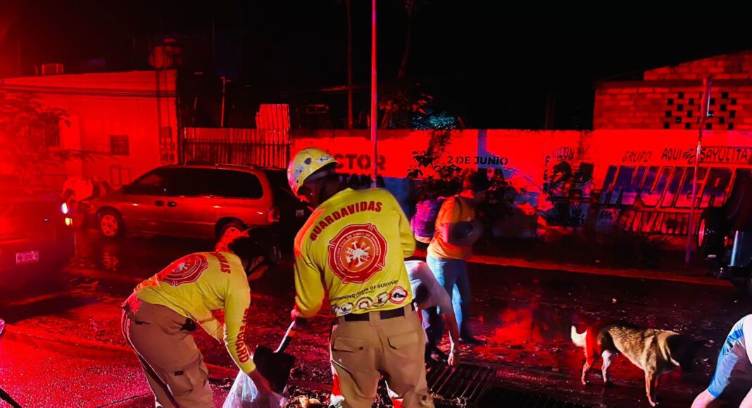 Lluvias provocan inundaciones y caída de árboles en Nayarit