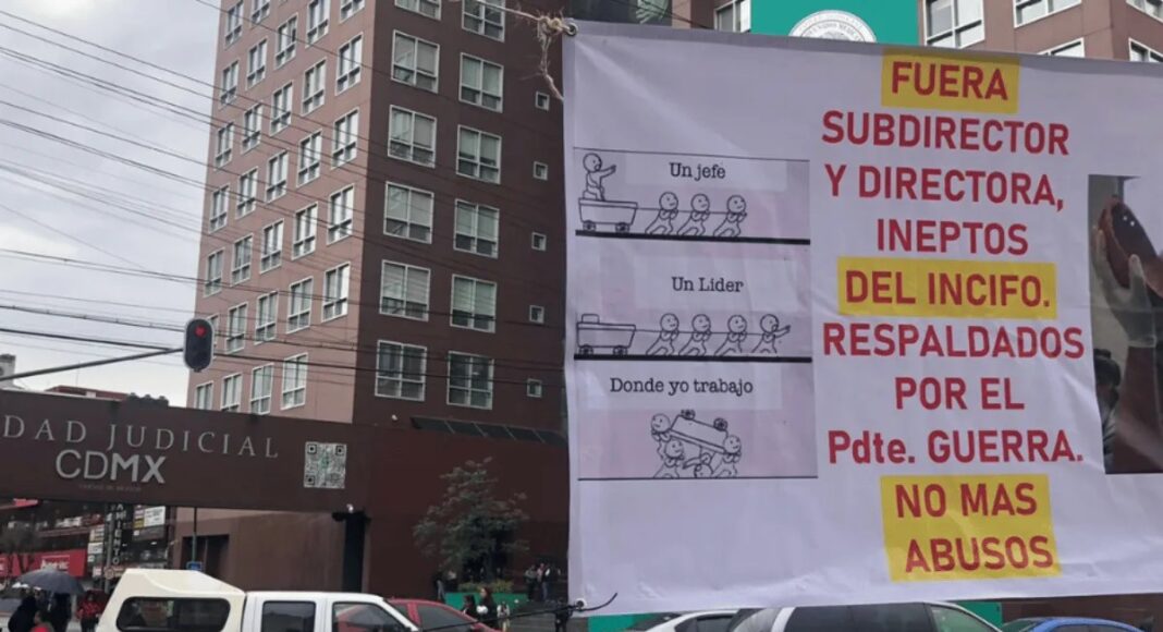 Madres buscadoras se suman a protesta en Ciencias Forenses