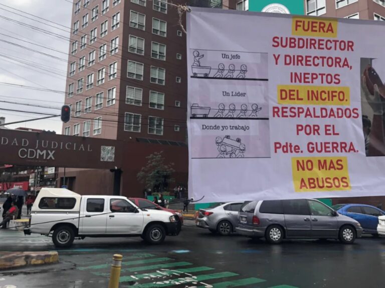 Madres buscadoras se suman a protesta en Ciencias Forenses