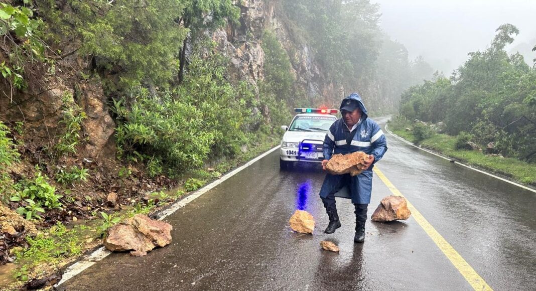 Huracán 'Erick' causa estragos en Oaxaca sin dejar víctimas