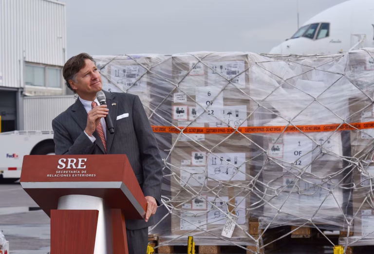 Juan Ramón de la Fuente se reúne con Christopher Landau en la SRE