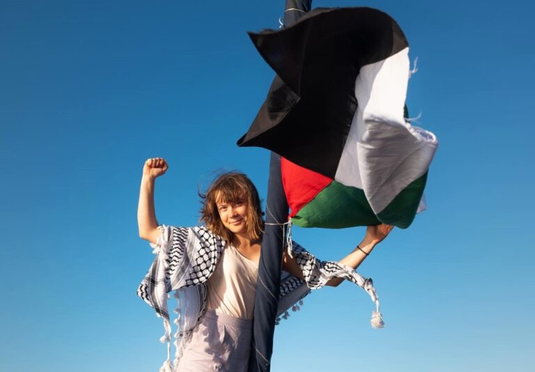 Barco con Greta Thunberg navega rumbo a Gaza con ayuda humanitaria