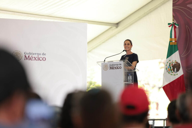 Sheinbaum defiende en Colima programas sociales como derecho