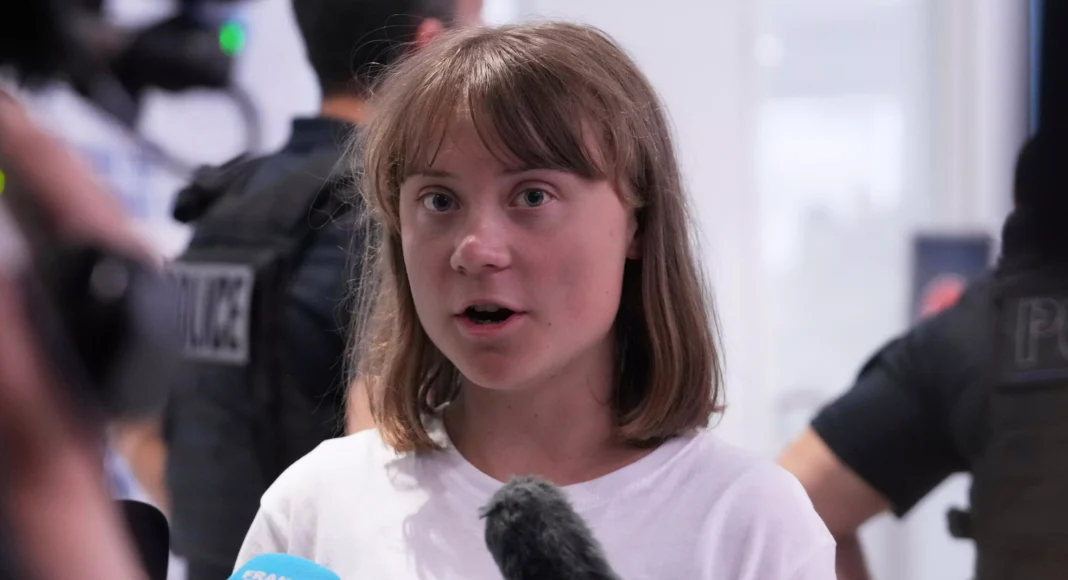 Greta Thunberg llega a París tras expulsión y acusa a Israel