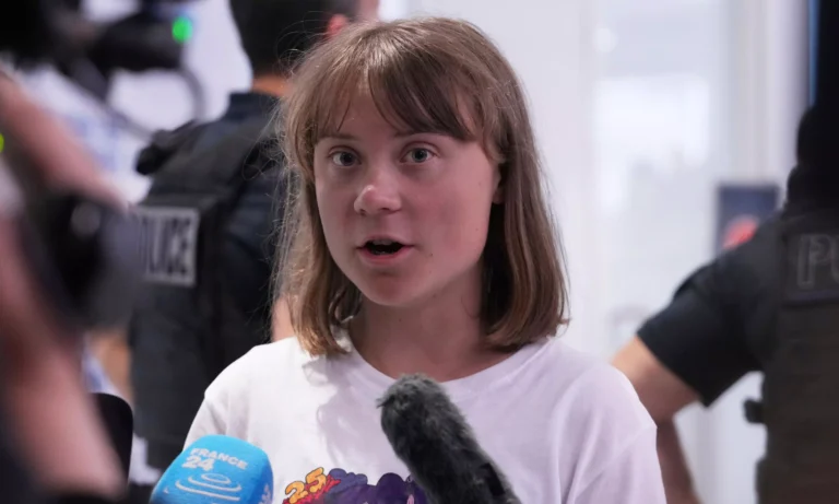 Greta Thunberg llega a París tras expulsión y acusa a Israel