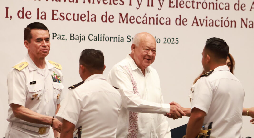 Se gradúan 61 nuevos especialistas en aviación naval en La Paz