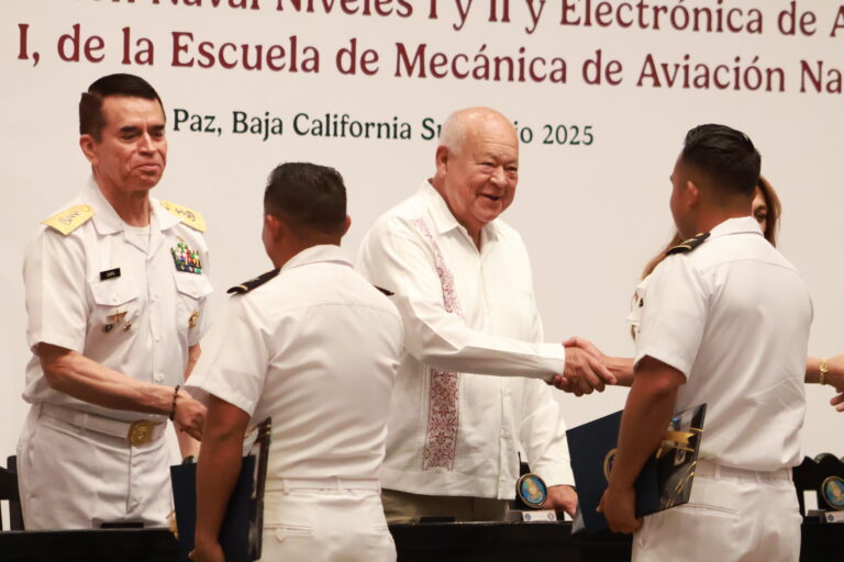 Se gradúan 61 nuevos especialistas en aviación naval en La Paz