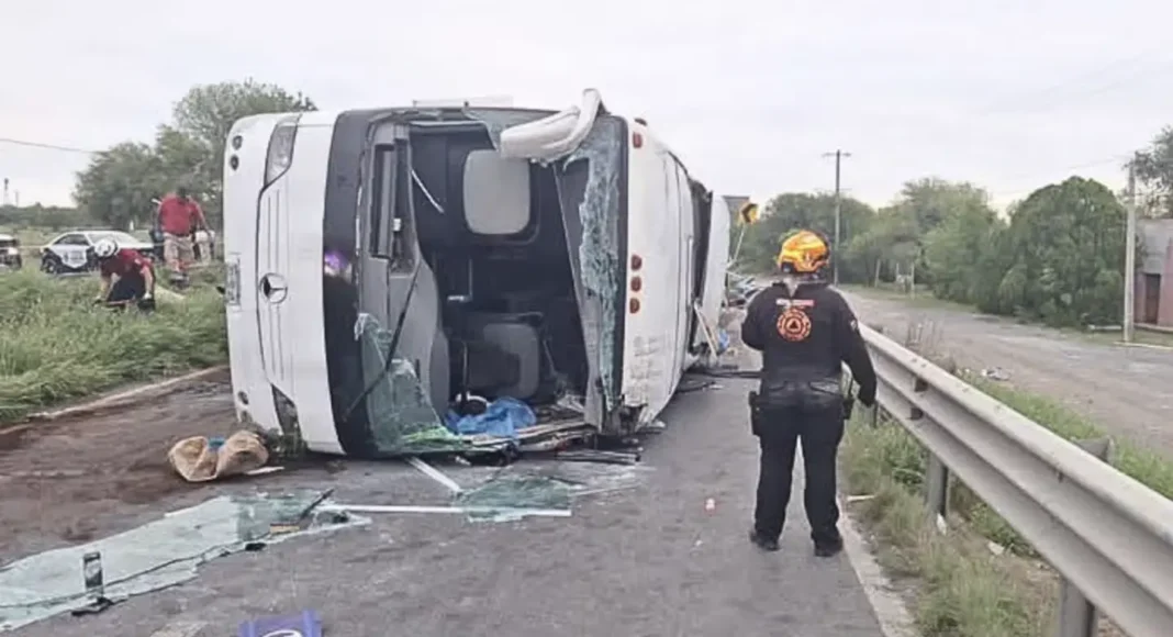 Volcadura de autobús en Nuevo León deja 11 muertos y 19 heridos