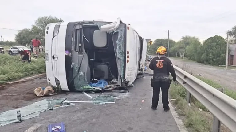 Volcadura de autobús en Nuevo León deja 11 muertos y 19 heridos